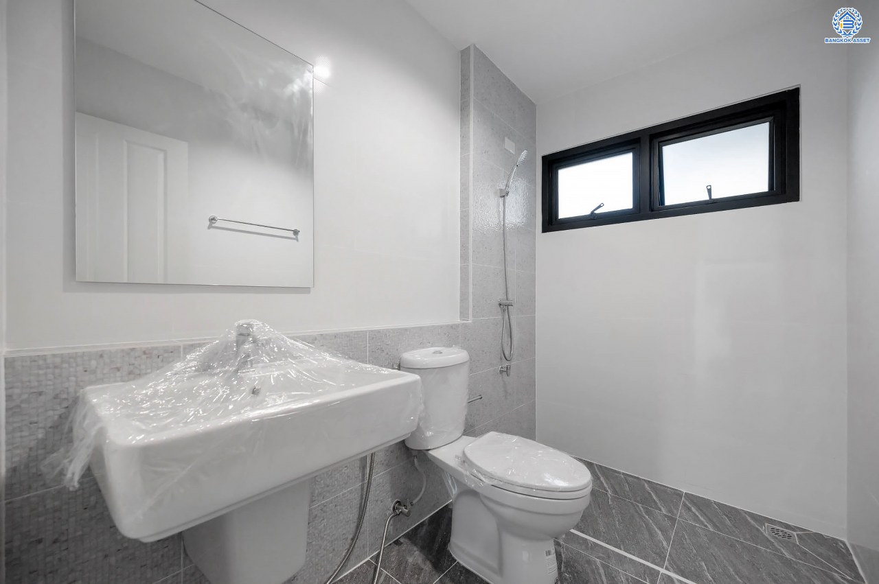 บ้านมือสองตกแต่งใหม่ โครงการ กฤษดานคร20 ปิ่นเกล้า-ติดถนนบรมราชชนนี เนื้อที่ 86 ตร.ว. บ้านเดี่ยวหลังใหญ่ พร้อมฟังก์ชัน 3 ห้องนอน 3 ห้องน้ำ 1 ห้องห้องอเนกประสงค์ จอดรถได้ 2 คัน บนทำเลเชื่อมต่อเมืองอย่างรวดเร็ว ใกล้ทางคู่ขนานลอยฟ้าบรมราชชนนี ทางด่วน "กาญจนาภิเษก" ม.มหิดล และเซ็นทรัลปิ่นเกล้า